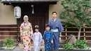 Liburan di Jepang, tak dilewatkan keluarga Nycta Gina bergaya bak warga lokal dengan mengenakan kimono. [@missnyctagina].