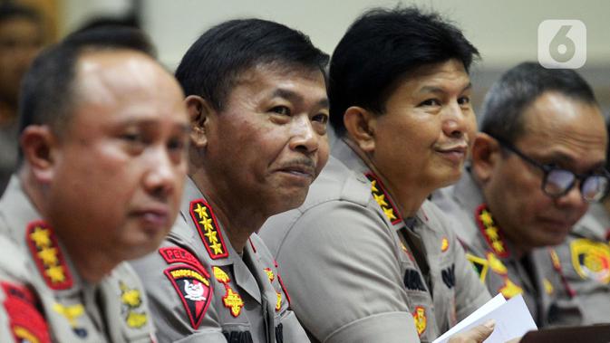 Kapolri Jenderal Polisi Idham Azis (kedua kiri) saat rapat kerja perdana dengan Komisi III DPR di Kompleks Parlemen, Jakarta, Rabu (20/11/2019). Rapat membahas anggaran, pengawasan, dan isu-isu terkini di Indonesia termasuk bom bunuh diri di Polrestabes Medan. (Liputan6.com/JohanTallo)