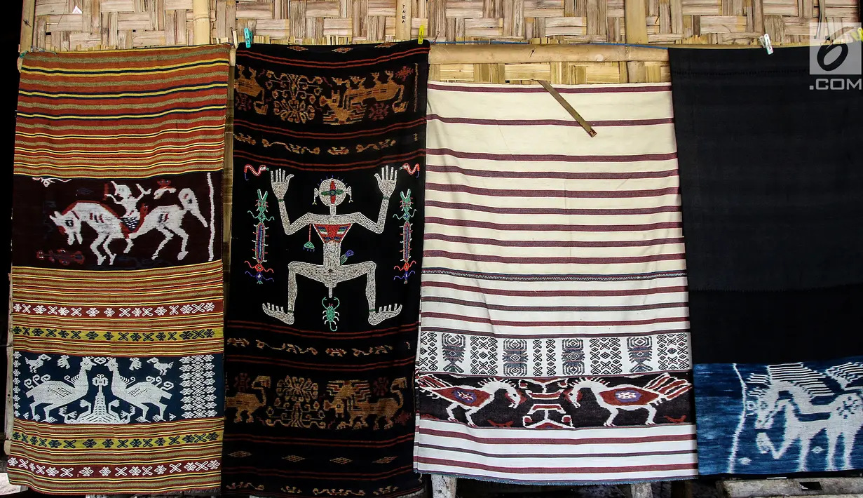 Kain tenun buatan Desa Adat Prailiu, Sumba Timur, NTT, Sabtu (15/12). Pembuatan kain tenun di desa ini menjadi mata pencarian warga. (Liputan6.com/JohanTallo)