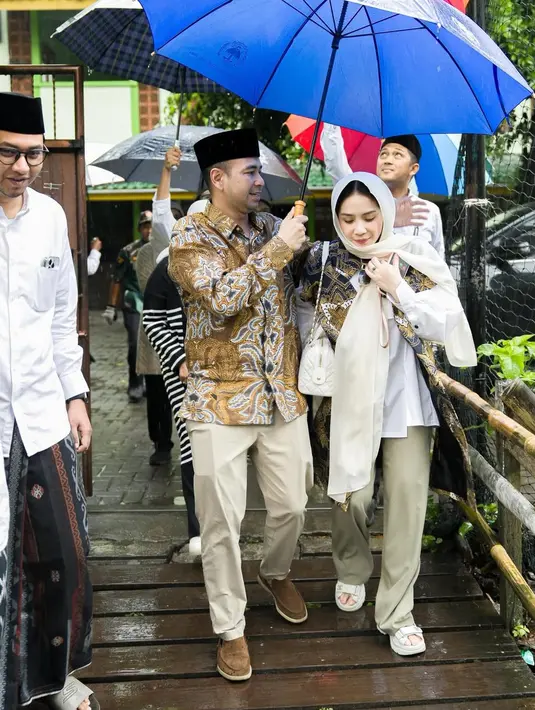 Atasan dipadukan bawahan celana coklat panjang, dipadukan sepatu sandal putih dari Chanel. [@raffinagita1717]