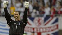 2. David Seaman - Seaman pernah memperkuat dua tim elite Inggris, Arsenal dan Manchester City. Saat masih memperkuat Arsenal, Seamen meraih 3 gelar Liga Inggris, 4 gelar FA Cup dan 1 gelar UEFA Cup Winners. (AFP/Daniel Garcia)