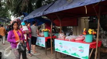 Pedagang bunga untuk ziarah di Tempat Pemakaman Umum (TPU) Karet Bivak, Jakarta, Minggu (14/6/2015). Sejumlah warga memanfaatkan momen jelang Ramadan untuk berziarah ke makam keluarga mereka.(Liputan6.com/Helmi Afandi)