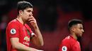 Bek Manchester United, Harry Maguire, tampak kecewa usai ditaklukkan Burnley pada laga Premier League di Stadion Old Trafford, Kamis (23/1/2020). Manchester United takluk 0-2 dari Burnley. (AFP/Paul Ellis)