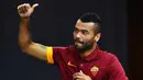 7. Ashley Cole - Rumah tangga mantan pemain Arsenal terancam bubar pada tahun 2010 dikarenakan isu perselingkuhan dengan lima wanita cantik. (AFP/Gabriel Bouys)