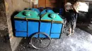 Pekerja memasukan kerupuk kaleng ke dalam gerobak di industri UMKM Nineung di Tangsel, Banten, Jumat (21/6/2019). Kenaikan harga tepung tapioka yang mencapai lebih dari seratus persen semenjak beberapa bulan terakhir menyebabkan produsen kerupuk mengurangi kualitas kerupuk. (merdeka.com/Arie Basuki)