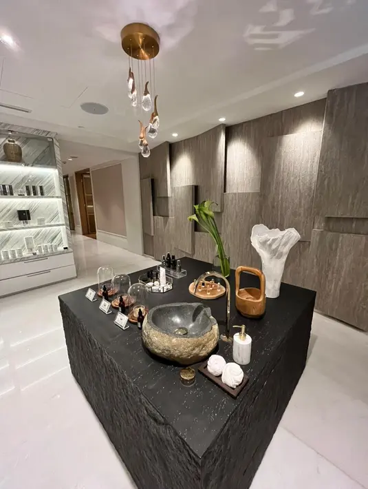 Khusus untuk perawatan wajah, The Spa ST Regis Hotel Jakarta menyediakan beberapa pilihan perawatan. Dari Boost and Brighten, Instant youth, Profound Hydration, Neo Bright, dan Neo Revive. Kesemua perawatan wajah ini dapat disesuaikan untuk beragam jenis kulit dengan kondisi masing-masing. / Foto: Adinda Tri Wardhani - Fimela.com.