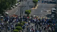 Pengunjuk rasa mendirikan barikade untuk memblokir polisi saat menentang kudeta militer di Yangon (28/2/2021). Polisi melepaskan tembakan di berbagai bagian kota terbesar Yangon setelah granat kejut, gas air mata, dan tembakan ke udara gagal memecah kerumunan. (AFP/ Ye Aung Thu)