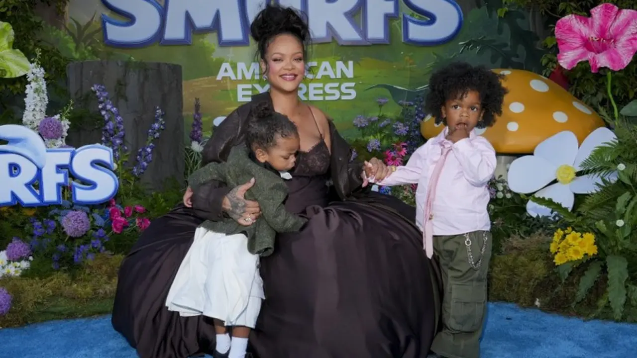 Gaya Glamor Seksi Rihanna di Karpet Biru, 2 Putra Balitanya Tak Kalah Necis. (Jordan Strauss/Invision/AP)