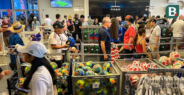 Ratusan suporter memadati FIFA Store di MetLife Stadium, East Rutherford, New Jersey, Amerika Serikat, untuk berburu merchandise resmi Piala Dunia 2026 menjelang laga fase grup Prancis melawan Senegal. Berbagai produk seperti bola resmi pertandingan, jersey, syal, hingga aksesori tim nasional menjadi incaran para penggemar dari berbagai negara. Antusiasme tinggi membuat area toko dipenuhi pengunjung yang rela mengantre demi mendapatkan suvenir resmi turnamen. (KLY Sports/Hery Kurniawan)