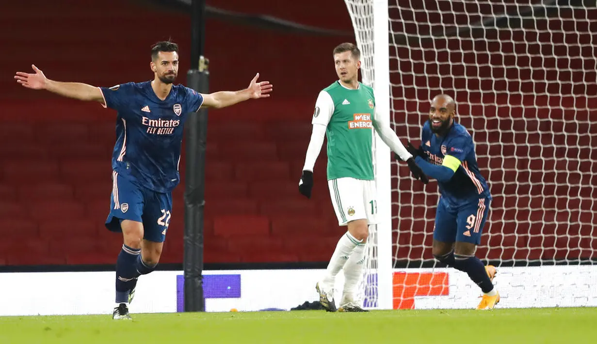 Pemain Arsenal Pablo Mari (kiri) merayakan bersama sekan setimnya Alexandre Lacazette (kanan) usai mencetak gol ke gawang Rapid Wien pada pertandingan Grup B Liga Europa di Emirates Stadium, London, Inggris, Kamis (3/12/2020). Arsenal menang 4-1. (AP Photo/Frank Augstein)