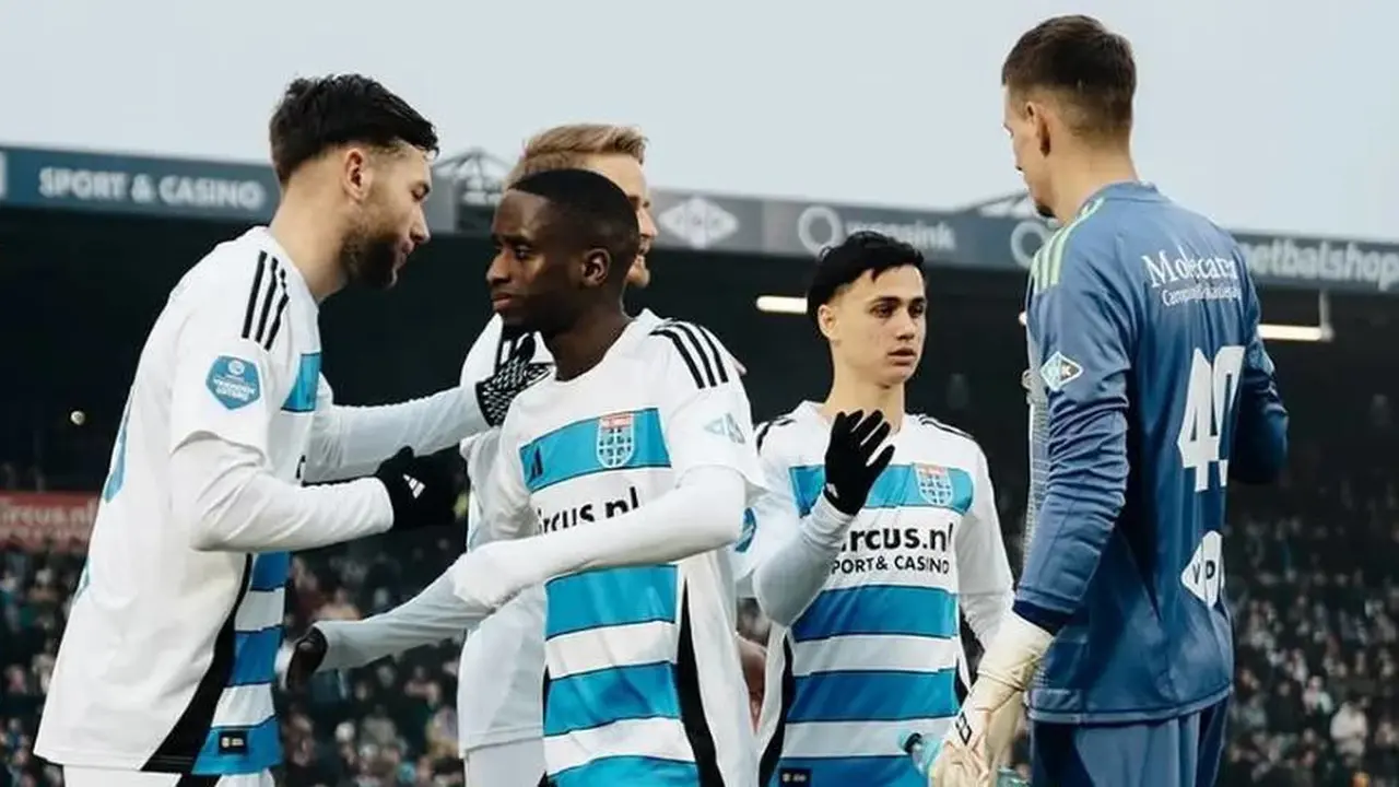 Pemain Timnas Indonesia, Eliano Reijnders (dua dari kanan), ikut bermain saat PEC Zwolle mengalahkan Fortuna Sittard dalam laga pekan ke-20 Eredivisie 2024/2025, Minggu (26/1/2025) malam WIB. (c) dok. Instagram Eliano Reijnders