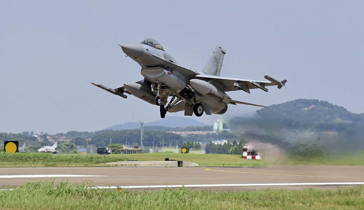 Jet tempur Angkatan Udara Korea Selatan KF-16 lepas landas dari pangkalan udara yang dirahasiakan di Korea Selatan. Korea Selatan dan Amerika Serikat menggelar latihan militer gabungan Ulchi Freedom Shield. (Handout/South Korean Defence Ministry/AFP)