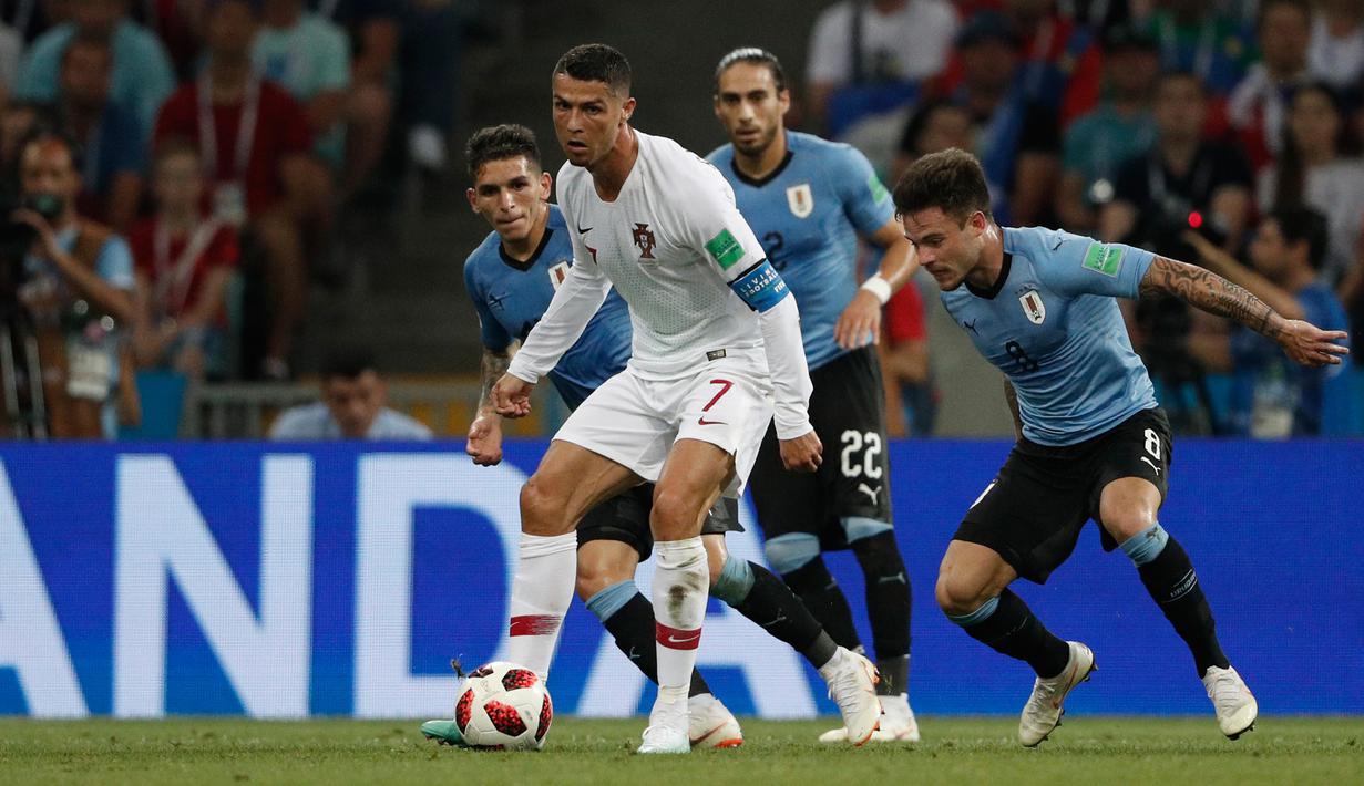 Cristiano Ronaldo berusaha melewati kawalan pemain Uruguay dalam pertandingan putaran 16 besar Piala Dunia di Stadion Fisht di Sochi pada 30 Juni 2018. (AFP/Adrian Dennis)