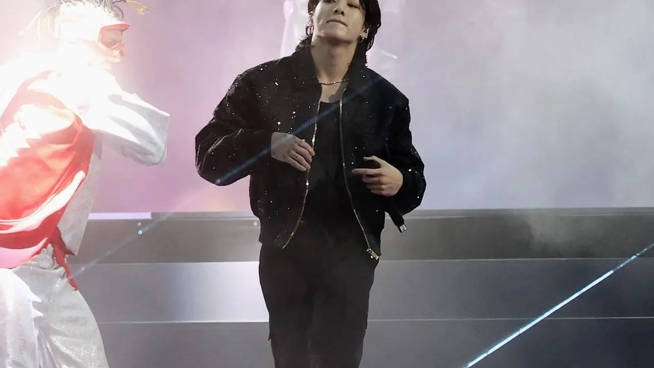 Jungkook BTS Buka FIFA World Cup Qatar 2022 dengan Jaket Versace Seharga Rp340jutaan