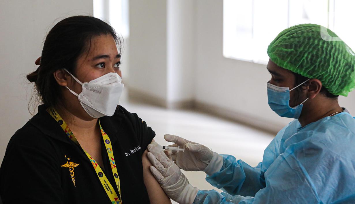 Petugas kesehatan memberikan vaksin booster dosis kedua atau vaksinasi dosis keempat untuk tenaga kesehatan relawan yang bertugas di RSDC, Wisma Atlit, Kemayoran, Jakarta. Rabu (3/8/2022). Pemerintah melalui Kementerian Kesehatan (Kemenkes) mulai melaksanakan pemberian vaksinasi Covid-19 dosis keempat atau booster kedua bagi para tenaga kesehatan (nakes). (Liputan6.com/Faizal Fanani)