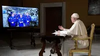Paus Fransiskus saat berbincang dengan enam astronaut yang menghuni ISS (AFP)