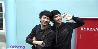 Rizki Ridho kerap menggunakan pakaian dan aksesoris yang sama dalam setiap penampilannya. Kembar dan tidak ada perbedaan, tidak hanya para fans yang sering salah panggil. Bahkan orangtua mereka masih kesulitan untuk membedakan mereka.