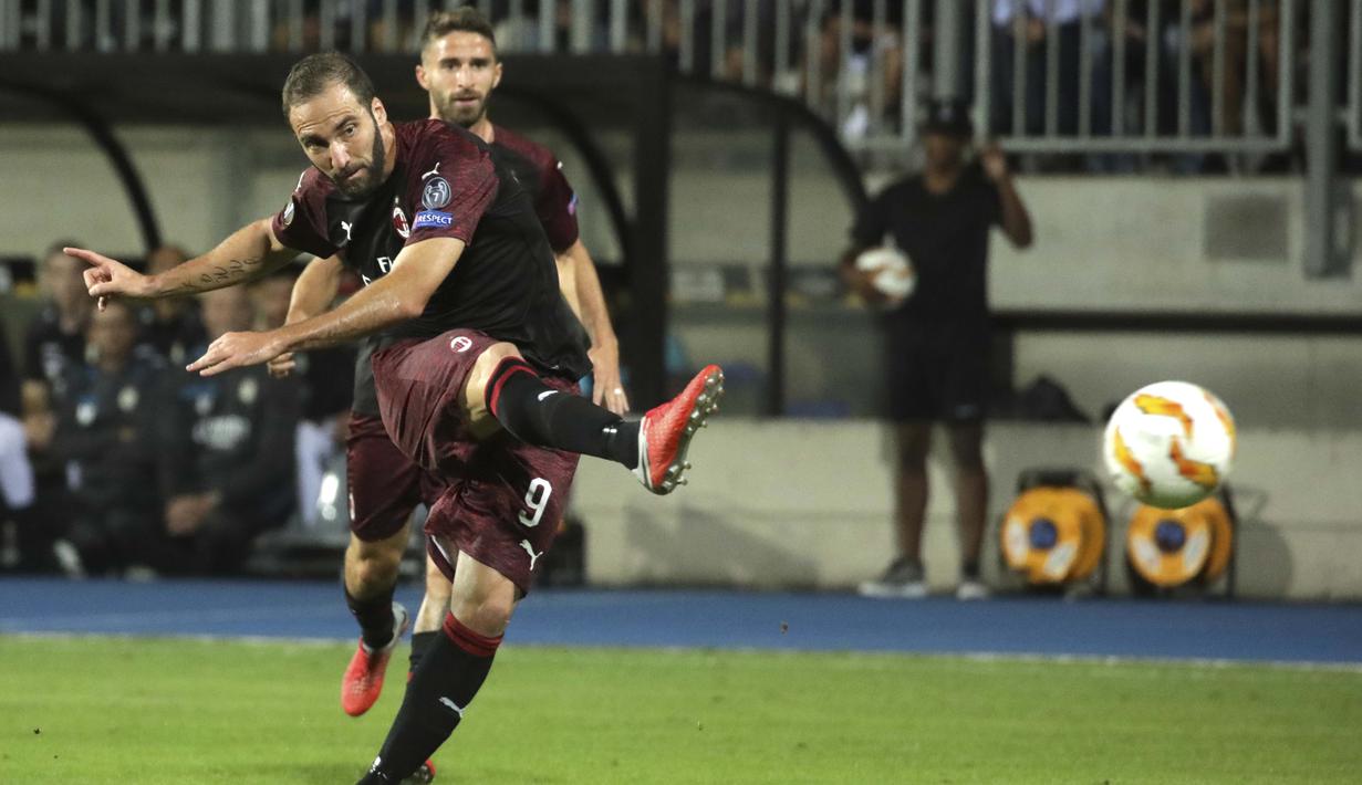 Striker AC Milan, Gonzalo Higuain, melepaskan tendangan ke gawang F91 Dudelange pada laga Liga Europa di StadionJosy Bathel, Letzebuerg, Kamis (20/9/2018). AC Milan menang 1-0 atas F91 Dudelange. (AP/Olivier Matthys)