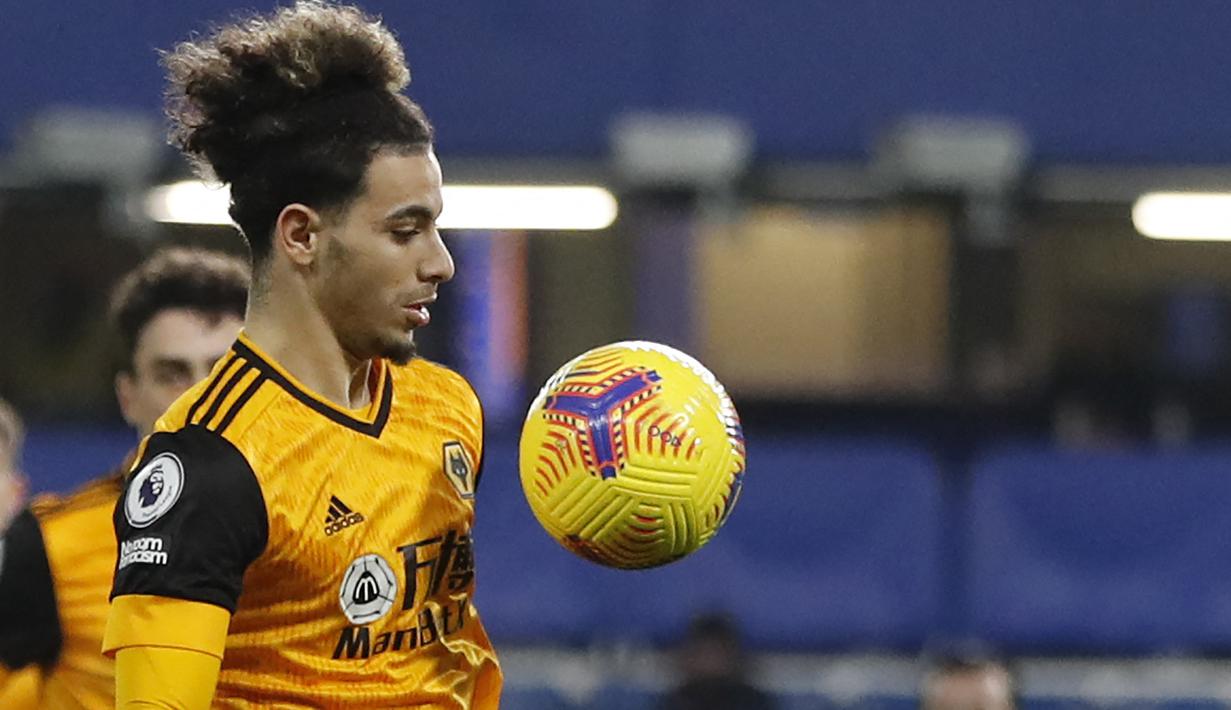 Rayan Ait-Nouri. Bek kiri Wolverhampton asal Prancis berusia 21 tahun ini melakukan gol bunuh diri saat timnya kalah 1-2 dari tuan rumah Leeds United (6/8/2022). Gol tersebut yang menjadi gol penentu kemenangan Leeds United terjadi pada menit ke-74 saat kedua tim berbagi skor 1-1. (AFP/Pool/Frank Augstein)