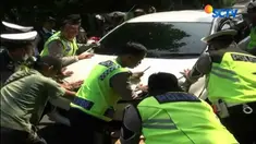 Belakangan diketahui, pengemudi minibus itu telah mengubah tahun masa berlaku plat mobil yang dia sewa.
