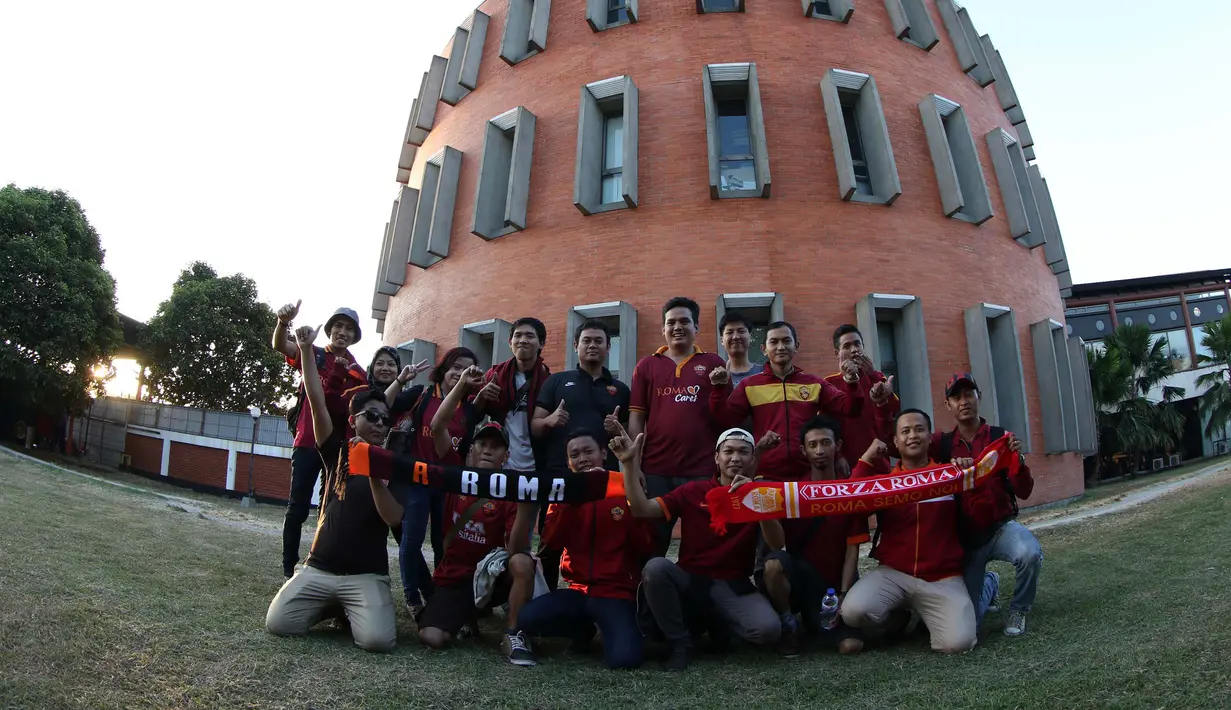 Suporter klub Seri A Italia, AS Roma, menunggu kedatangan tim AS Roma yang tiba di Bandara Soekarno-Hatta, Jakarta. Jumat (24/7/2015). (Arief Bagus/Bola.com)
