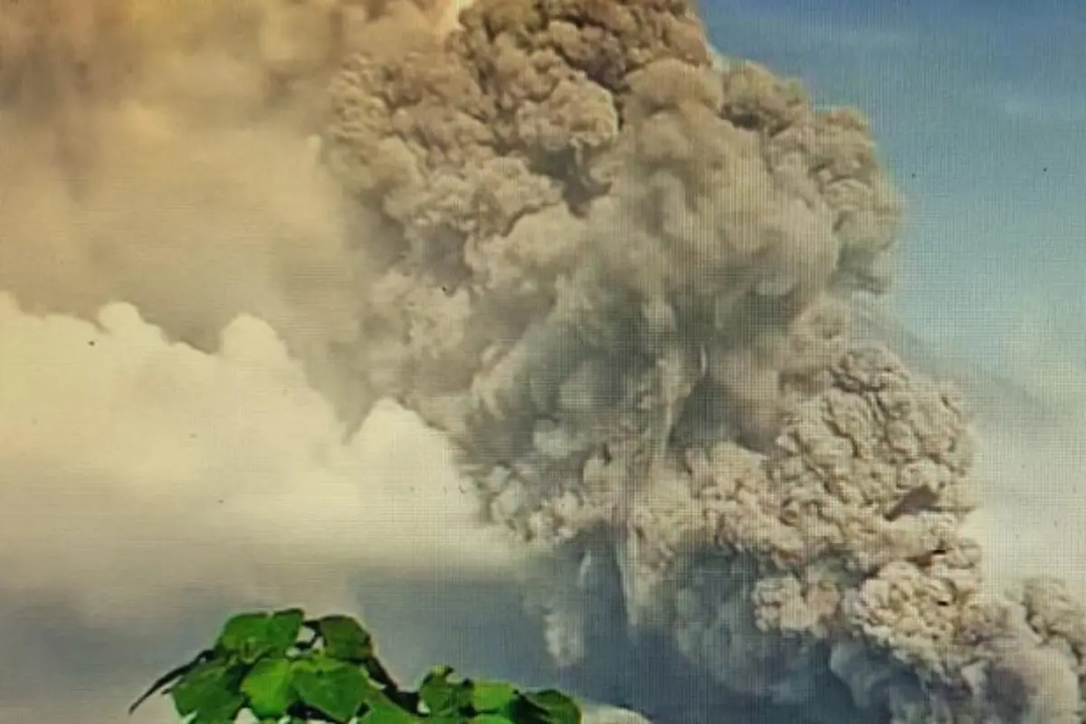 Awan Panas Guguran (APG) Gunung Semeru terpantau dari CCTV Pos Pantau PVBMG pukul 06.30 WIB, Kabupaten Lumajang. (Istimewa)