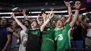 Dukungan Fans Irlandia untuk Conor McGregor saat timbang badan di Las Vegas (25/8/2017). McGregor akan bertarung 26 agustus 2017. (AP/John Locher)