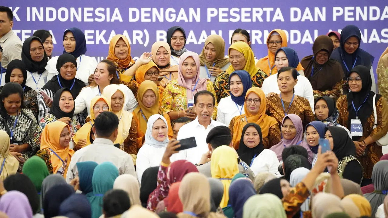 Nasabah PNM bersama Presiden Jokowi. (Liputan6.com/ ist)