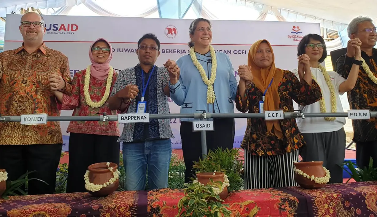 Konsul Jenderal AS di Surabaya Mark McGovern, Direktur USAID Erin E. Mckee, Ketua Pelaksana Coca-Cola Foundation Indonesia Titie Sadarini dan Direktur Pelayanan PDAM Surabaya Anizar Firmadi usai Meresmikan program master meter untuk air minum di Bubutan, Sabtu (23/3). (Liputan6.com/HO/Yusuf)