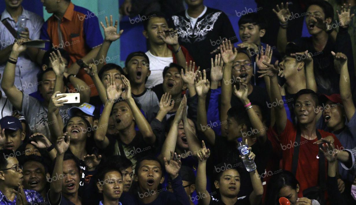 Gregoria Mariska (kiri), dan Tiara Rosalia Nuraidah, bersemangat mendukung rekannya melawan DKI Jakarta dengan bernyanyi bersama suporter saat final beregu bulutangkis PON XIX di GOR Bima, Cirebon, Jumat (23/9/2016). (Bola.com/Arief Bagus)