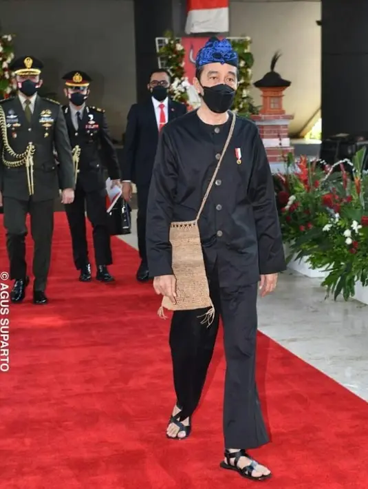 Menghadiri Sidang Tahunan MPR RI dan Pidato Kenegaraan Presiden RI dalam rangka peringatan HUT ke-76 RI, Senin (16/8/2021), kali ini Jokowi mengenakan pakaian adat dari Suku Baduy. (Instagram/Jokowi).