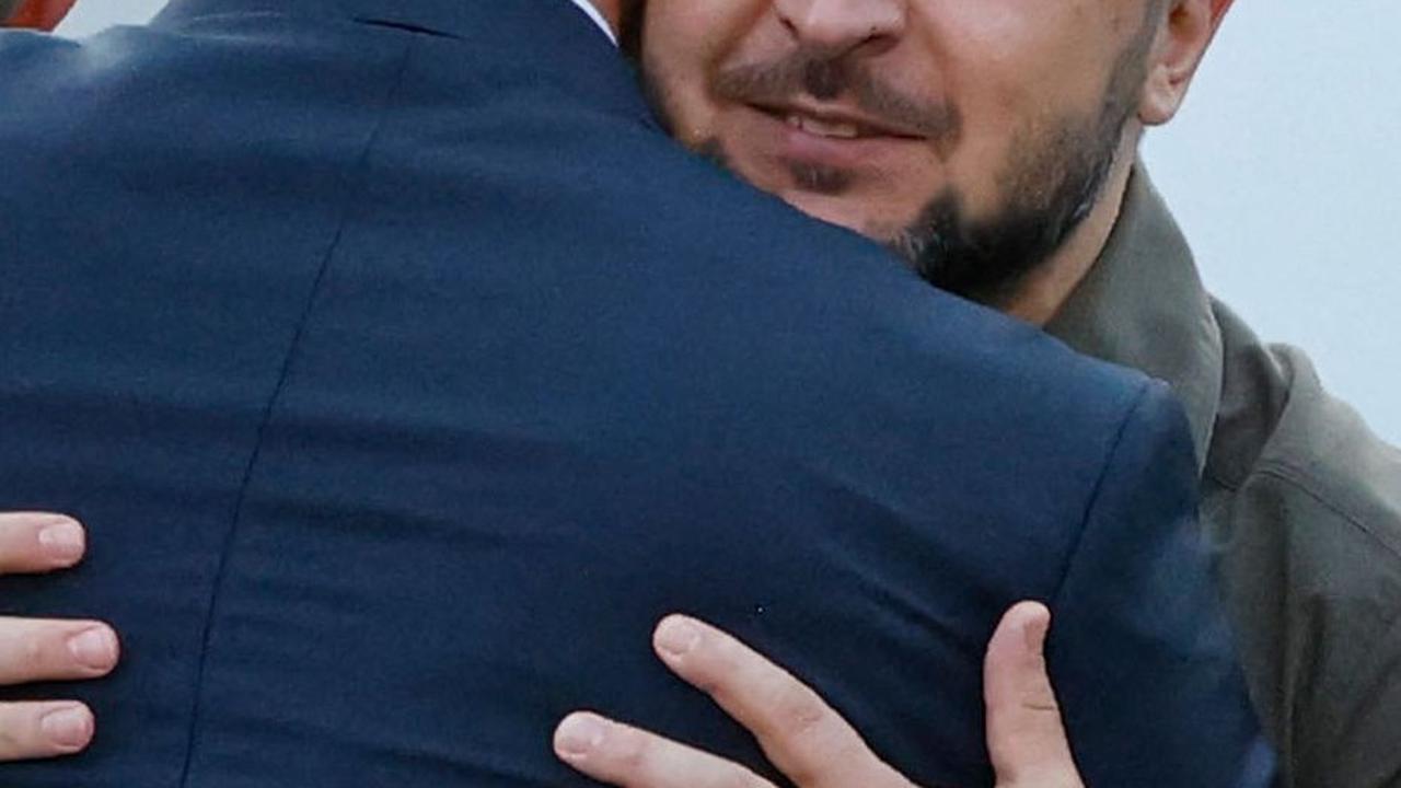 Di foto lainnya, Zelensky mendapatkan pelukan hangat dari Perdana Menteri Makedonia Dimitar Kovachevski.