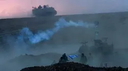 Pasukan Israel pada Minggu, 15 Oktober 2023, bersiap untuk melakukan serangan darat di Jalur Gaza yang dikuasai Hamas ketika negara itu membalas serangan yang belum pernah terjadi sebelumnya di wilayahnya. Sementara Iran memperingatkan "konsekuensi luas" jika pengeboman Israel tidak dihentikan. (AP Photo/Maya Allerruzzo)
