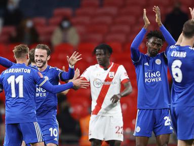 Para pemain Leicester City melakukan selebrasi usai menaklukkan Southampton pada laga Piala FA di Stadion Wembley, Senin (19/4/2021). Leicester City menang dengan skor 1-0. (Richard Heathcote/Pool via AP)