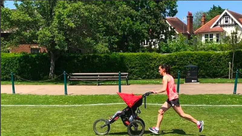 Kisah Ibu Pecahkan Rekor Dunia Lari 10K Sambil Mendorong Kereta Bayi
