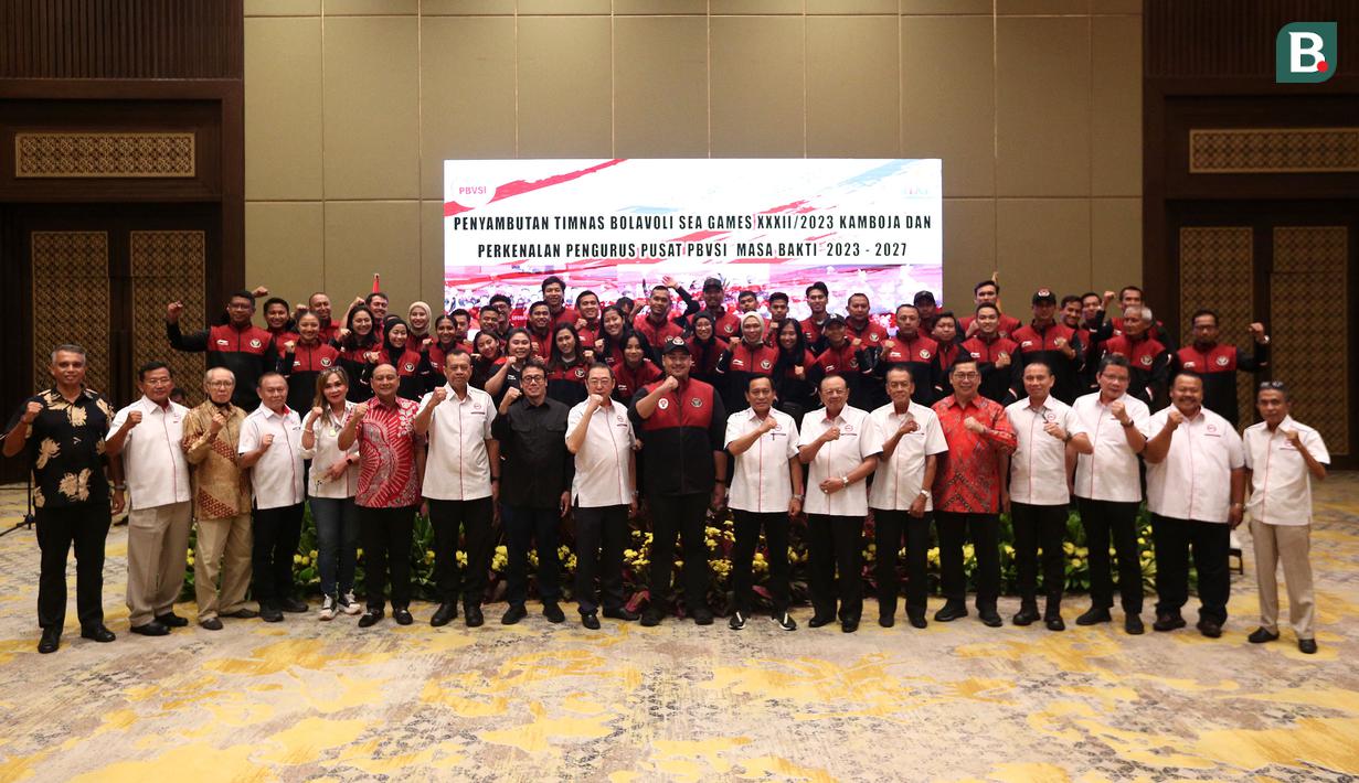 <p>Menpora Dito Ariotedjo dan Ketua Umum PBVSI Imam Sudjarwo bersama Timnas Voli Indonesia berfoto bersama saat Penyambutan Timnas Voli SEA Games 2023 Kamboja dan Perkenalan Pengurus Pusat PBVSI masa Bakti Tahun 2023-2027 yang berlangsung di Hotel Sultan, Jakarta, Rabu (24/05/2023). (Bola.com/Bagaskara Lazuardi)</p>