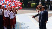 Presiden Republik Indonesia Prabowo Subianto (kedua kanan) bersama Presiden Prancis Emmanuel Macron melihat anak-anak sekolah yang mengibarkan bendera kedua negara dalam rangkaian upacara penyambutan di Istana Merdeka, Jakarta, Rabu 28 Mei 2025. (Ludovic MARIN/AFP)