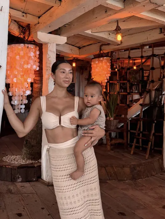 Gaya resort Jennifer Bachdim ditampilkan dengan bikini top serta dress rajut yang hadirkan elegansi musim panas.  [Foto: Instagram/ Jennifer Bachdim]