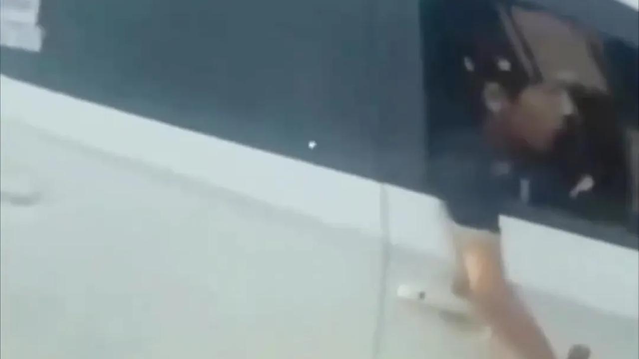 Viral pengendara mobil mengacungkan senjata tajam ke pengendara lainnya. Dalam video beredar, pengendara mobil brio berwarna putih mengacungkan senjata tajam seperti pedang di jalan tol.