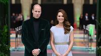 Pangeran William dan Kate Middleton tiba di karpet hijau untuk menghadiri penghargaan Earthshot Prize perdana di Alexandra Palace di London pada 17 Oktober 2021. (JUSTIN TALLIS / AFP)