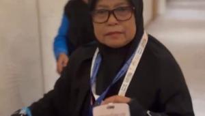 Jemaah haji Indonesia mengalungkan kartu nusuk saat tiba di Madinah. (dok. Media Center Haji)