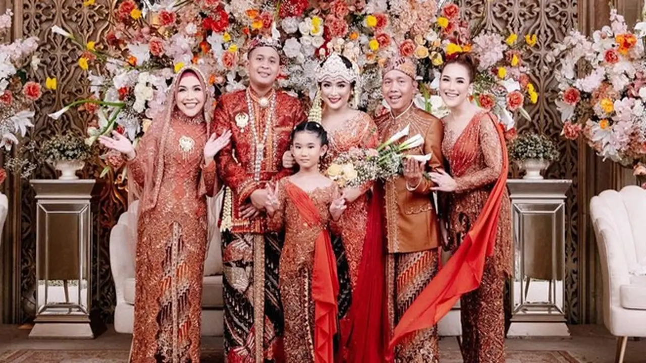 7 Potret Resepsi Kedua Pernikahan Syifa Adik Ayu Ting Ting, Usung Adat Sunda