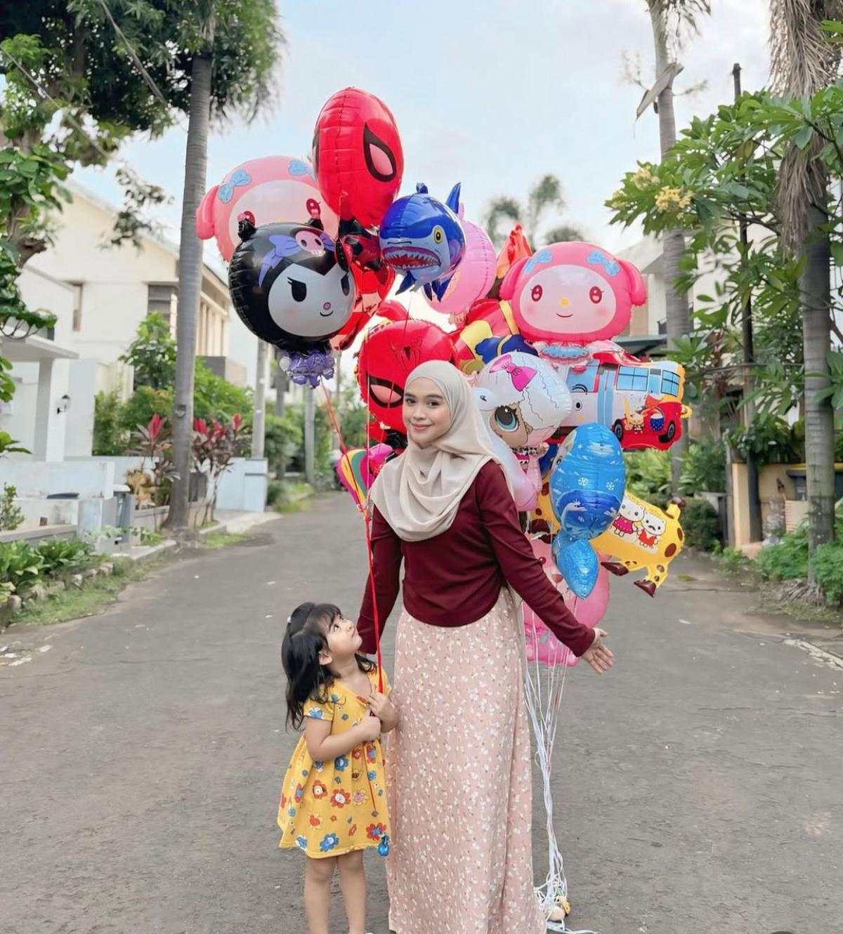 7 Potret Ria Ricis dan Moana, Momen Hangat Menjenguk Baby Yasmin Anak Shindy Putri