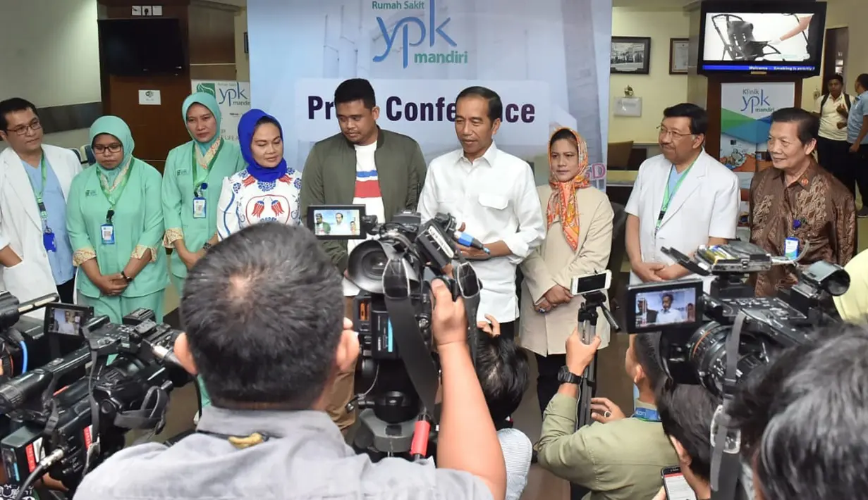 Presiden Joko Widodo (Jokowi) bersama Bobby Nasution melakukan jumpa pers kelahiran Kahiyang Ayu di RS YPK Menteng, Jakarta Pusat, Rabu (1/8). Kahiyang Ayu telah melahirkan bayi perempuan secara caesar. (Liputan6.com/Pool/Kris - Biro Pers Setpres)