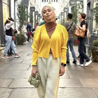 Azrinaz Mazhar memiliki gaya fashion yang modern. Memadukan pleats, dengan nuansa warna kontras, ia hadirkan pesona yang begitu menarik. Tak ketinggalan, tas lady dior berukuran mini di genggaman tentu mencuru atensi tersendiri. [Foto: Instagram/ azrinazmazharhakim]