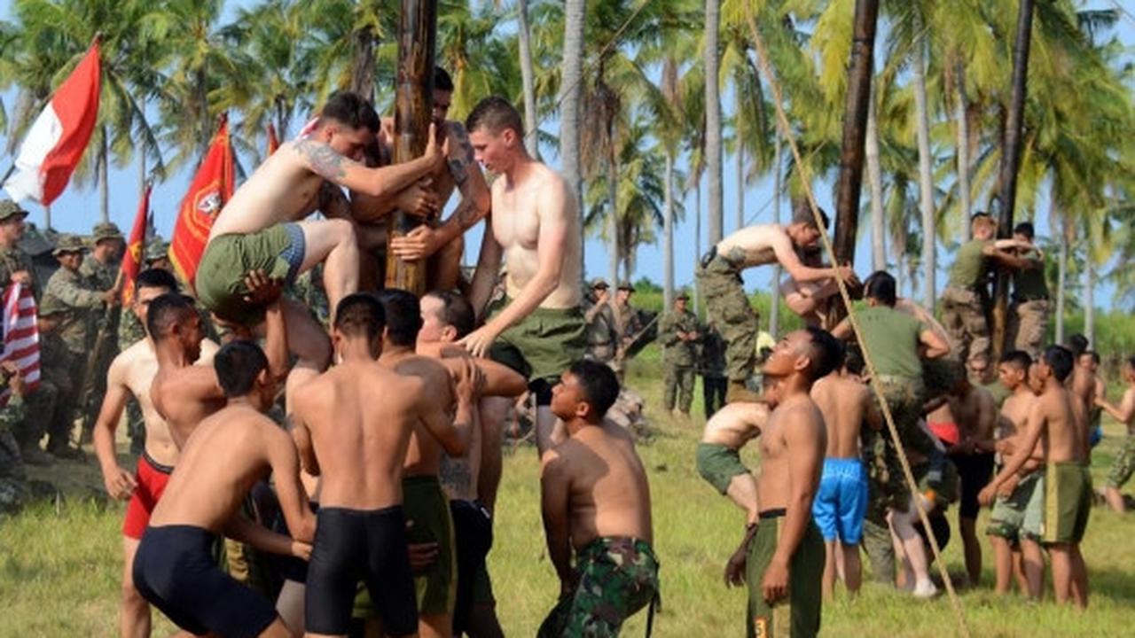 Kekompakan prajurit Marinir TNI dan Amerika lomba 17-an di Situbondo