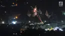 Pesta kembang api saat malam Tahun Baru 2019 di kawasan Candi Prambanan, Klaten, Yogyakarta, Selasa (1/1). Kembang api warna-warni memeriahkan datangnya Tahun Baru 2019. (Liputan6.com/Gholib)