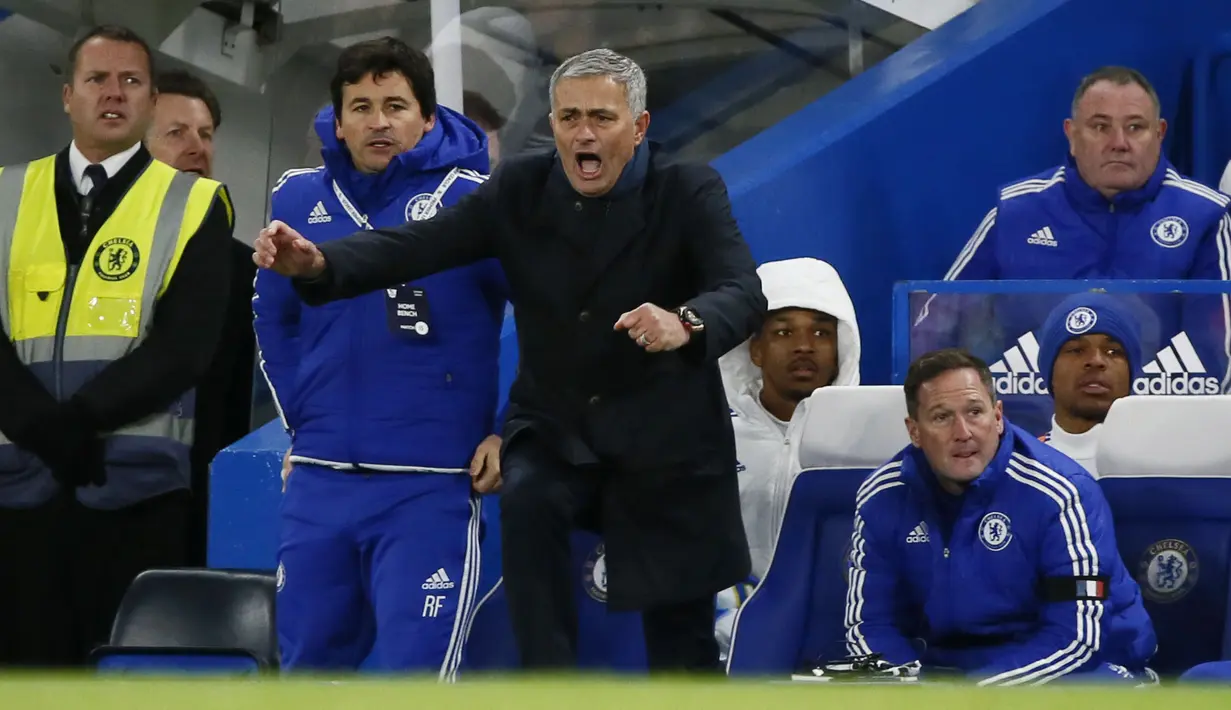  Pelatih Chelsea Jose Mourinho merayakan gol yang dicetak Diego Costa pada lanjutan Liga Premier Inggris di Stamford Bridge, London, Sabtu (21/11/2015).(  Reuters/Stefan Wermuth)