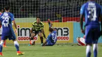 Zulham Zamrun gagal mencetak gol ke gawang Persija Jakarta yang dikawal Andritany pada laga Torabika SC 2016 di Stadion GBLA, Bandung, Sabtu (16/7/2016). (Bola.com/Nicklas Hanoatubun)