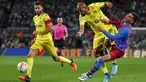 Penyerang Barcelona Ferran Torres berebut bola dengan bek Cadiz Fali dalam pekan ke-32 Liga Spanyol di Camp Nou, Selasa dini hari WIB (19/4/2022). Barcelona dipermalukan dari tim papan bawah, Cadiz 0-1. (AP Photo/Joan Monfort)